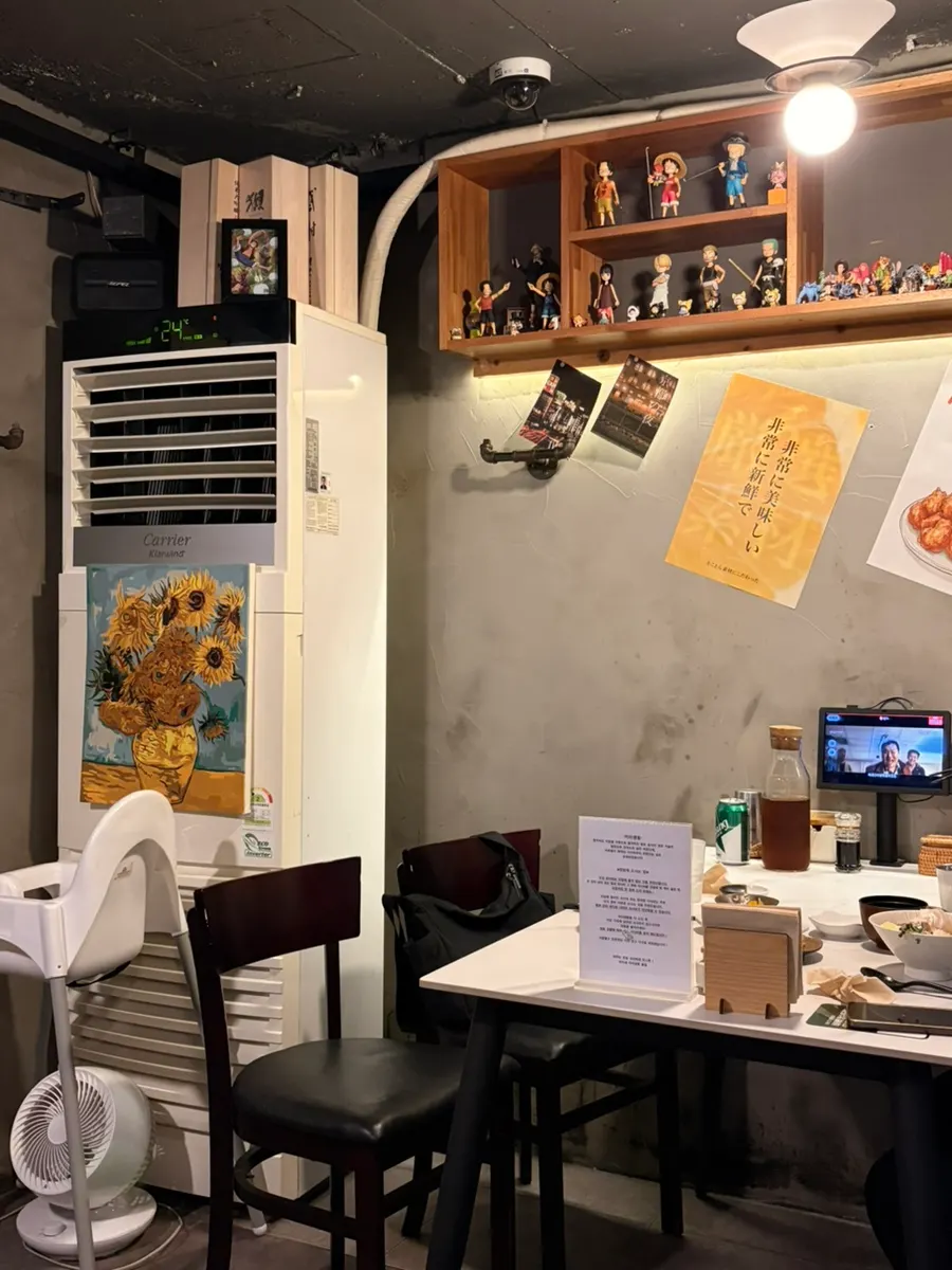 피규어와 사진이 전시된 벽면