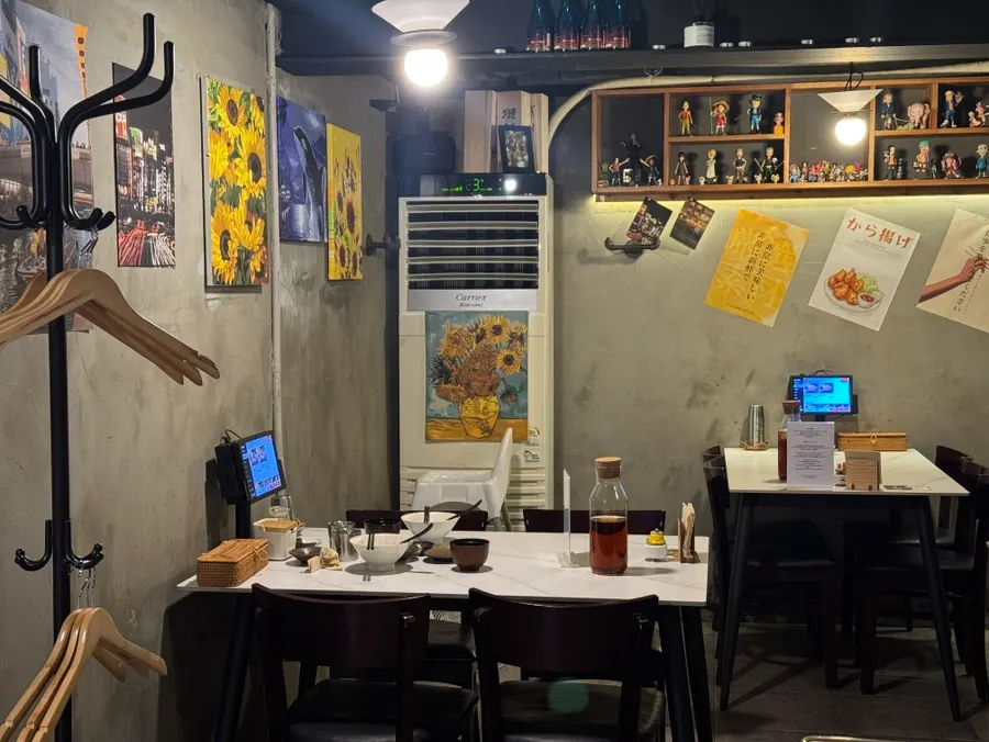 일본 느낌 소품으로 꾸며진 마키세 내부