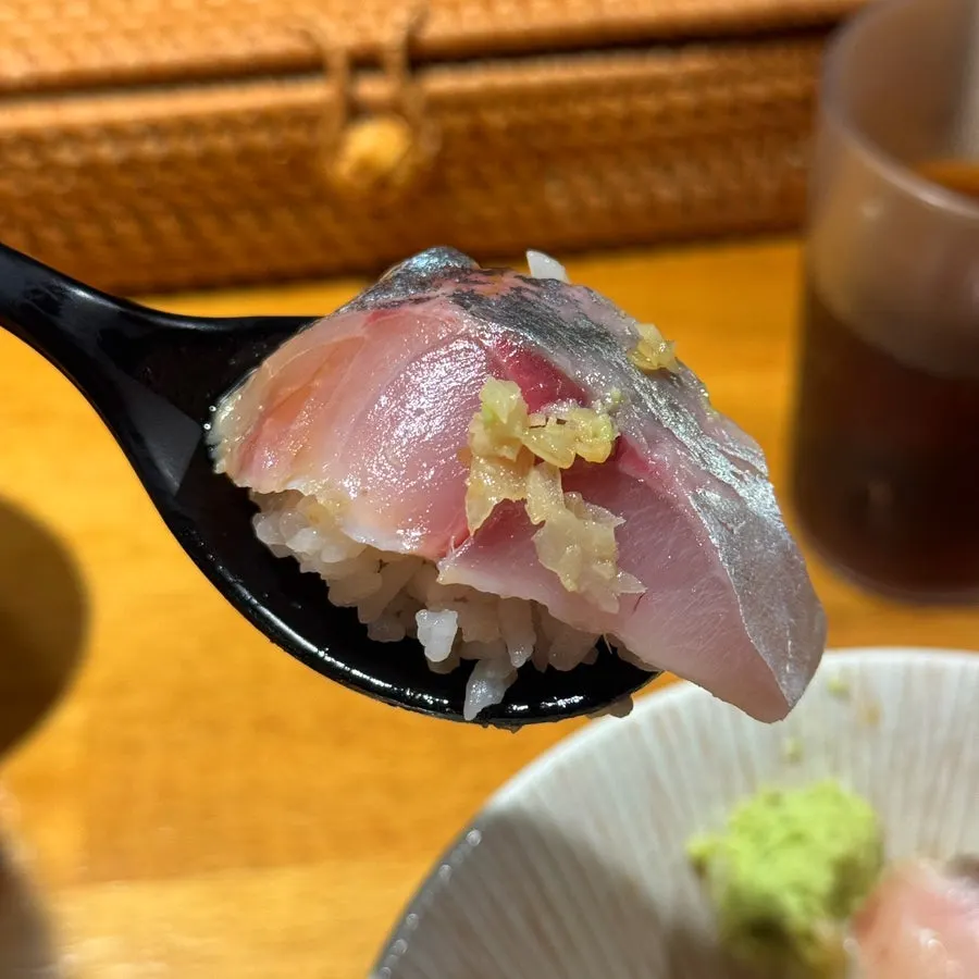 김에 밥과 회를 싸 먹는 카이센동