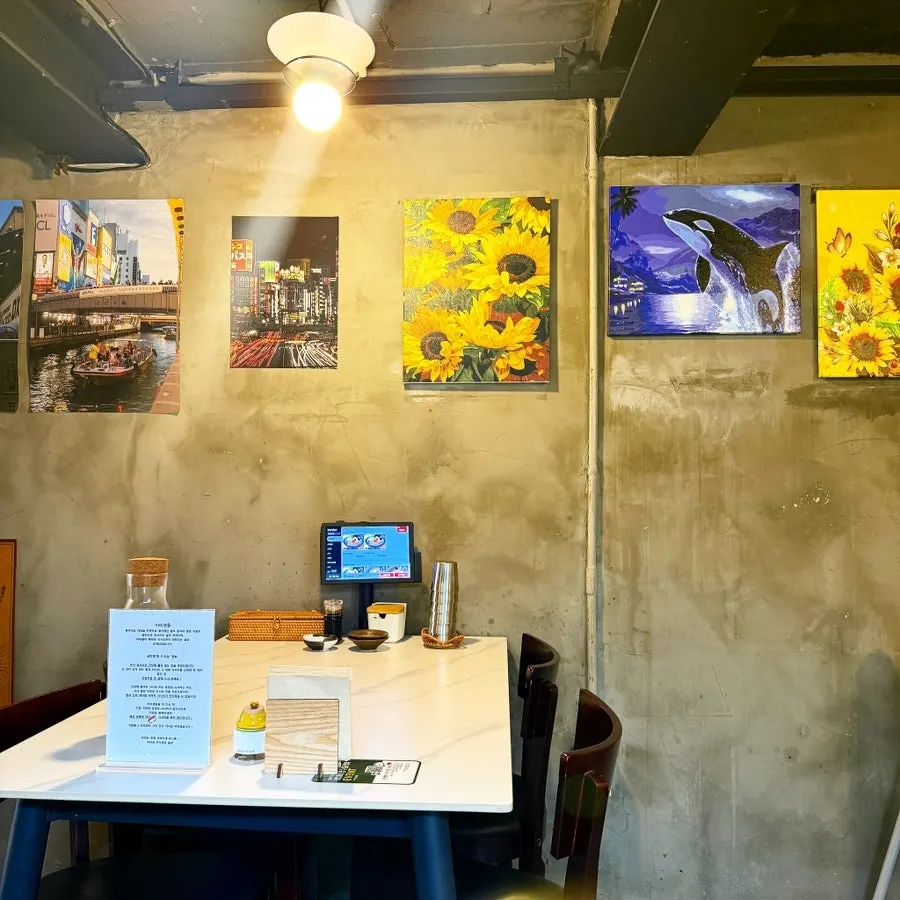 Counter seats and table seats at Makise Hapjeong
