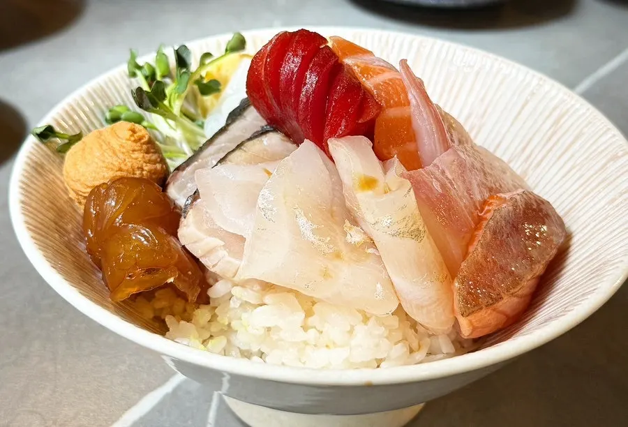 Kaisendon showing salmon and uni