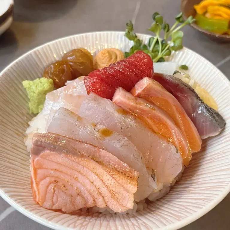 Basic kaisendon table setting at Makise Hapjeong