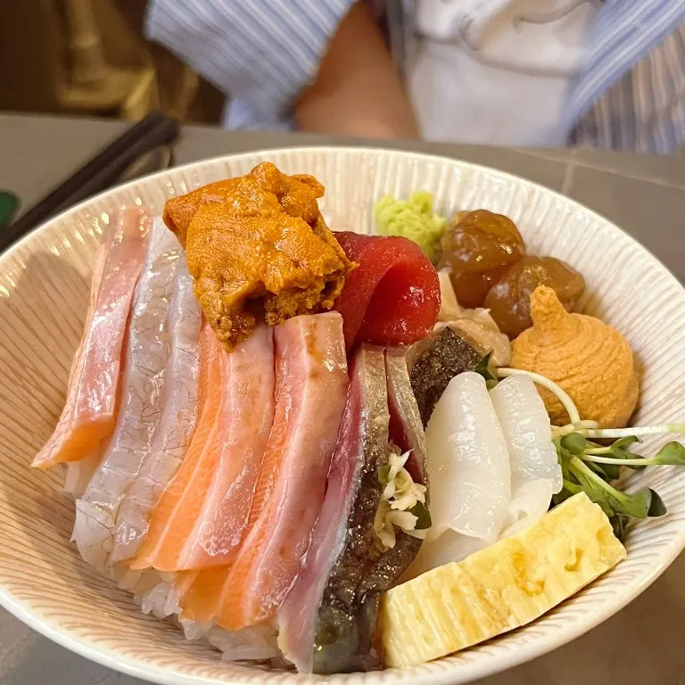 A bowl of kaisendon with added uni