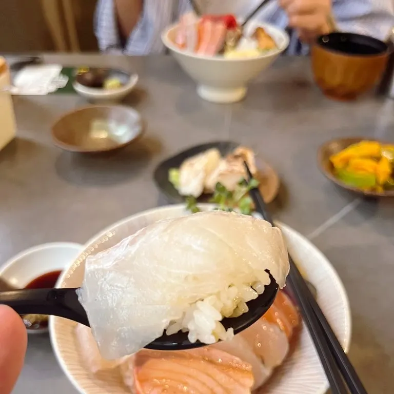 Kaisendon topped with flounder, sea bass, salmon and tuna