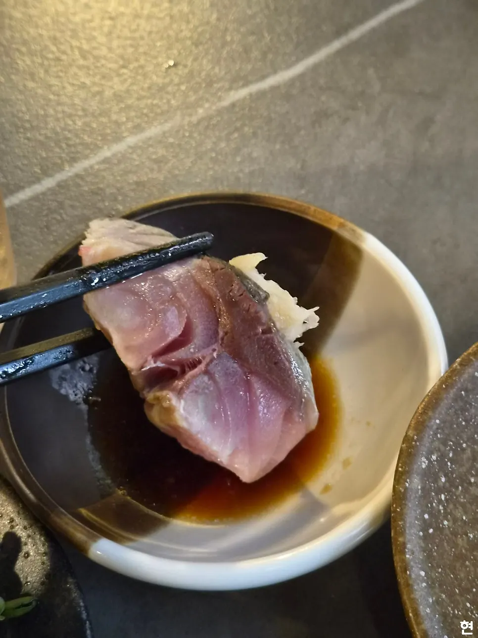 직원이 놓고 간 머리끈이 있는 테이블