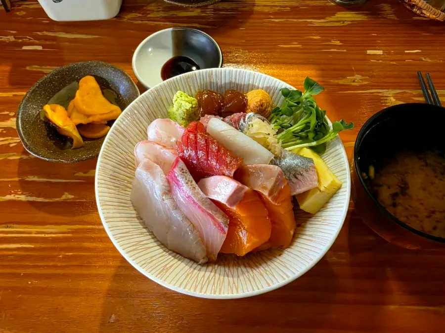 Kaisendon table setting at Makise Hapjeong