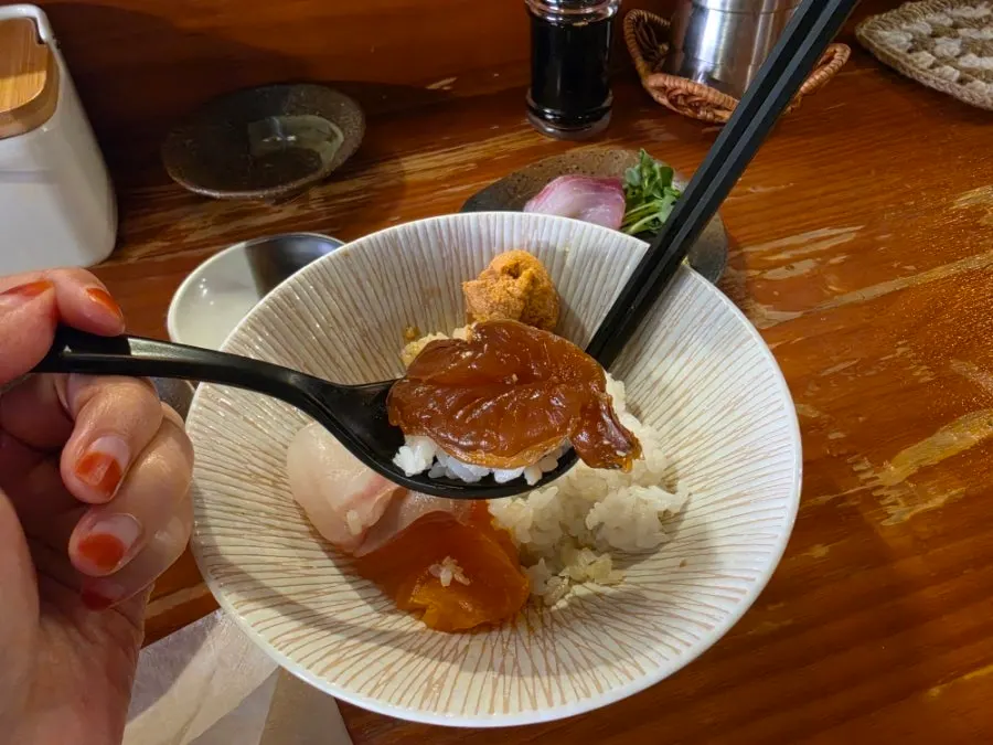 Scoop-and-eat sushi made with various types of sashimi