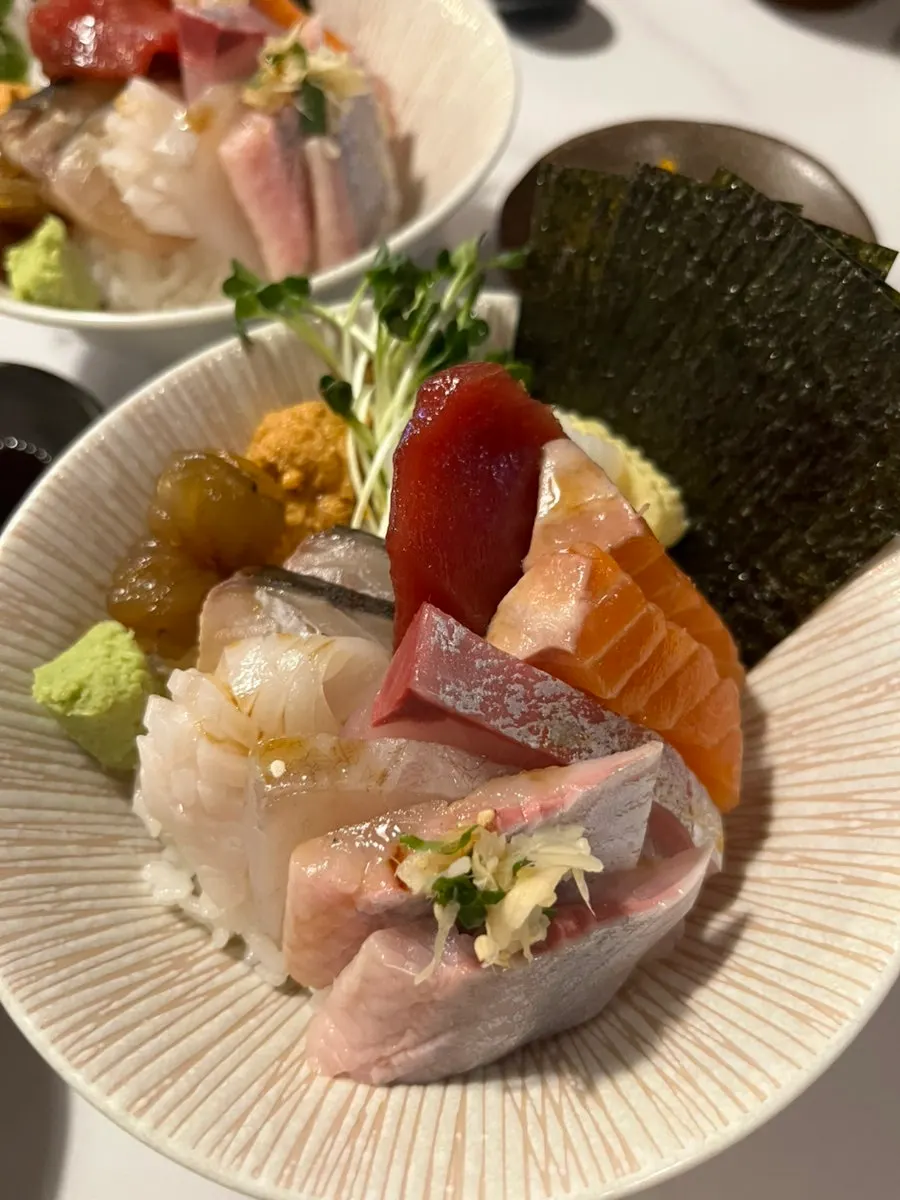 Table setting with the ordered kaisendon and kaisendon set