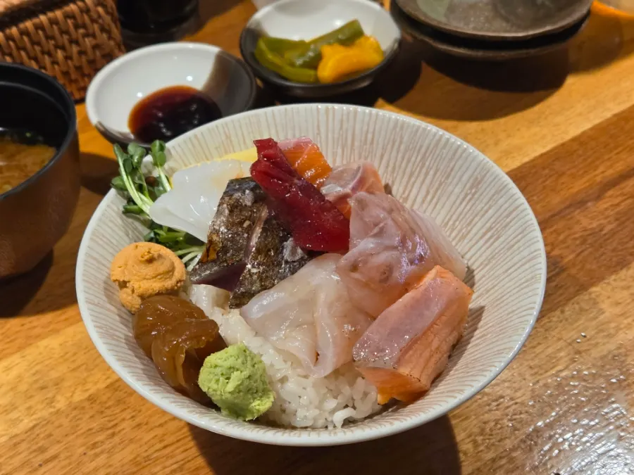 A bowl of kaisendon at Makise Hapjeong