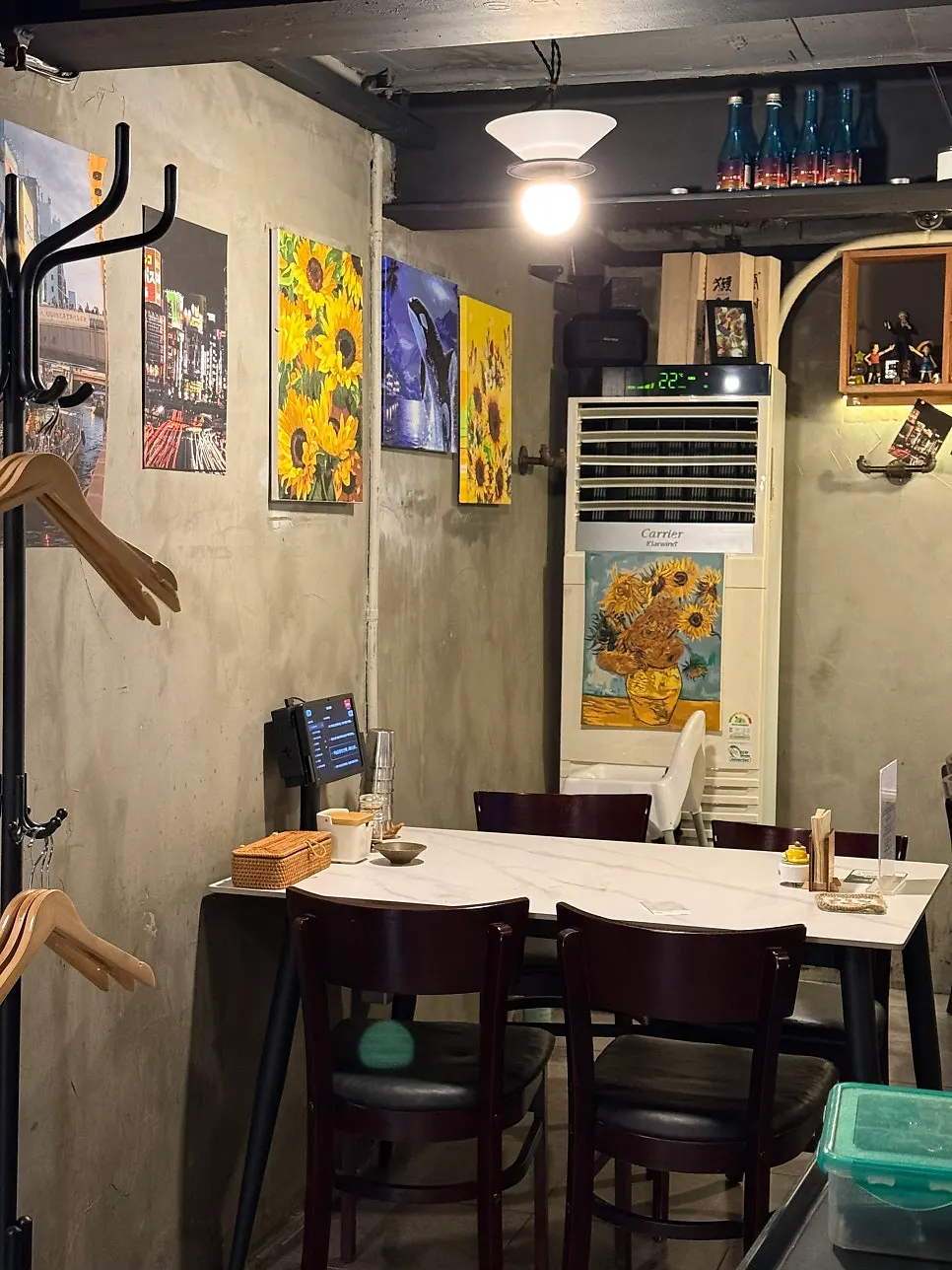 Calm, quiet interior of Makise Hapjeong