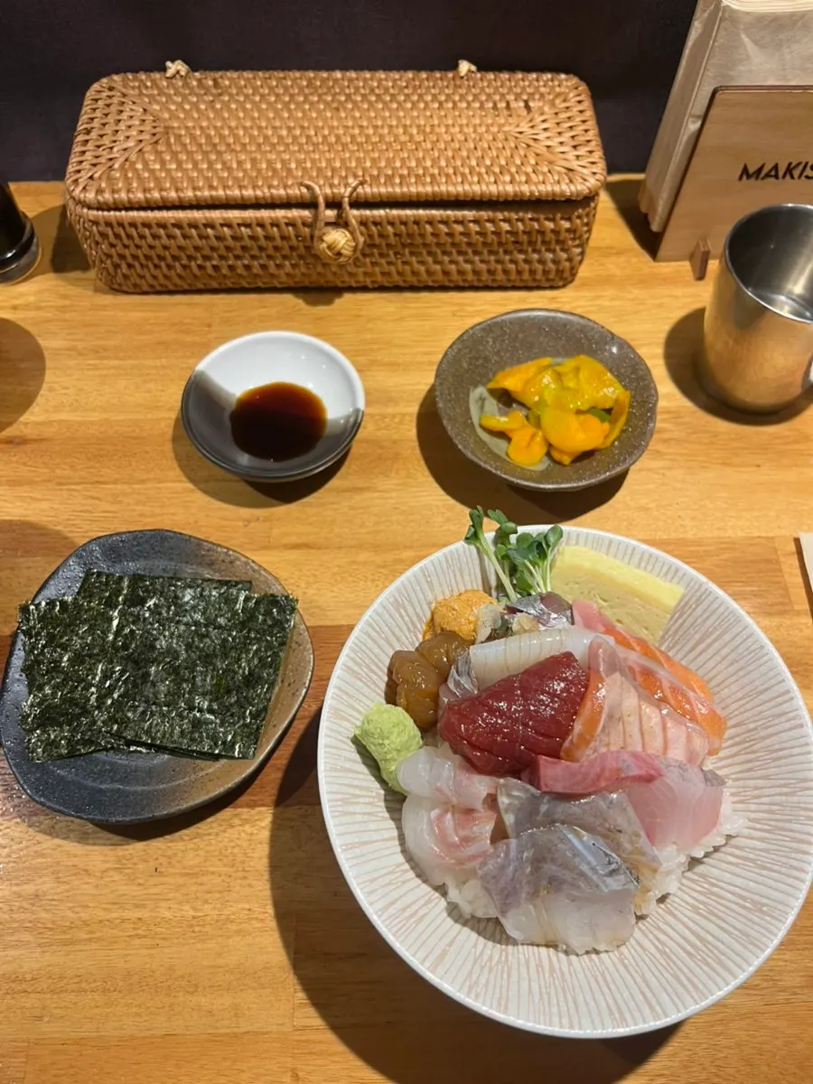 Ordering Makise Hapjeong's signature kaisendon