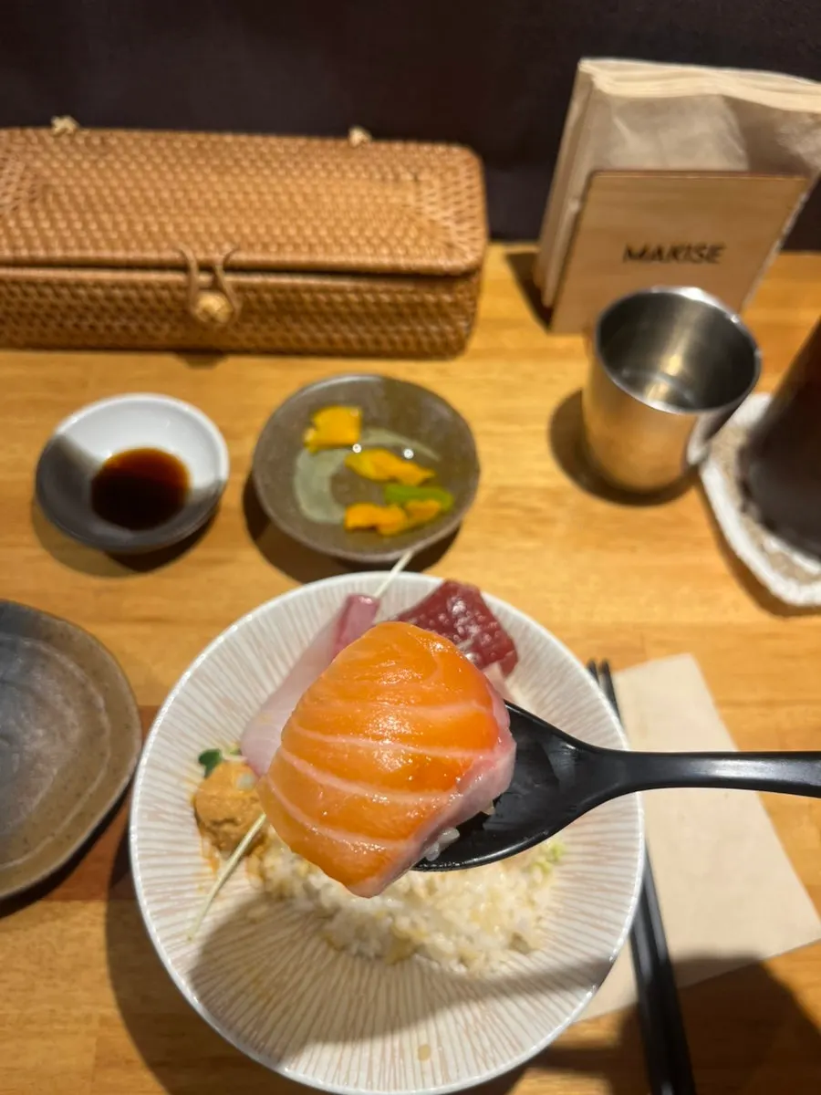 The full kaisendon spread including tamagoyaki