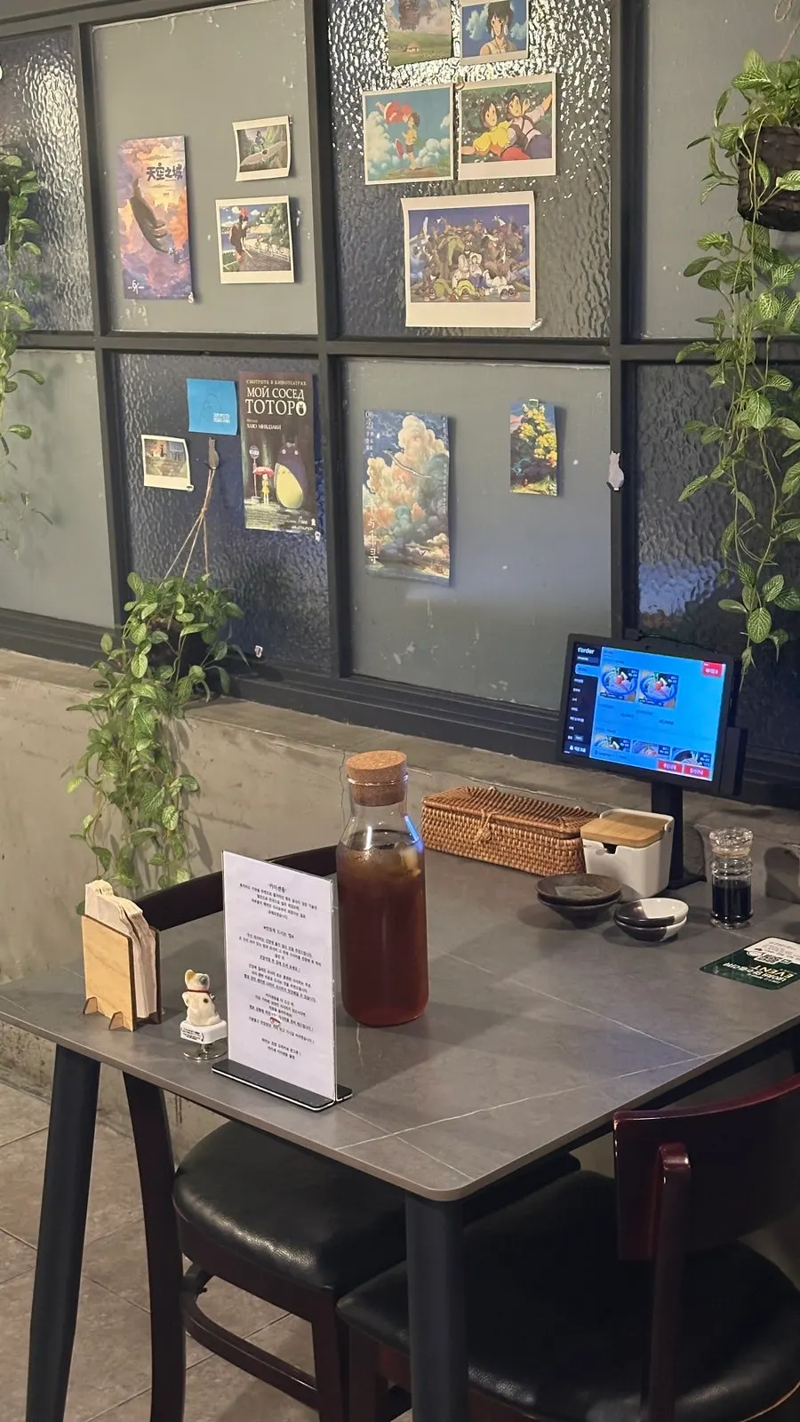 Table seating and interior atmosphere at Makise Hapjeong