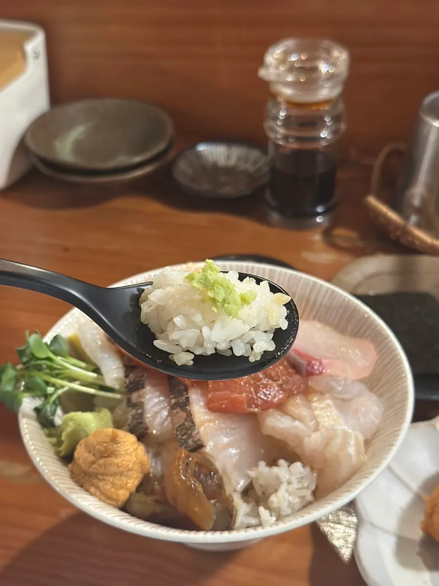 Instructions for eating kaisendon placed on the table