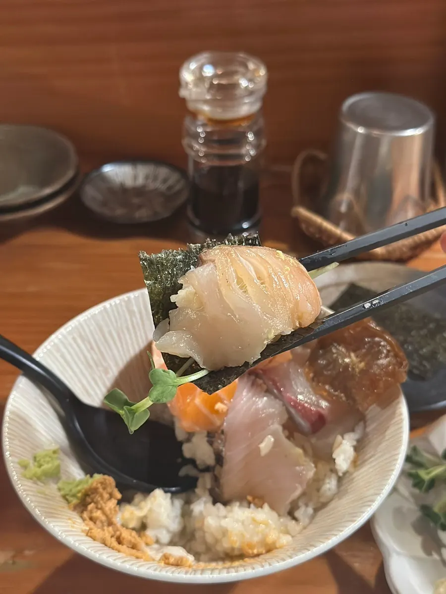 Remaining kaisendon and sushi on a spoon