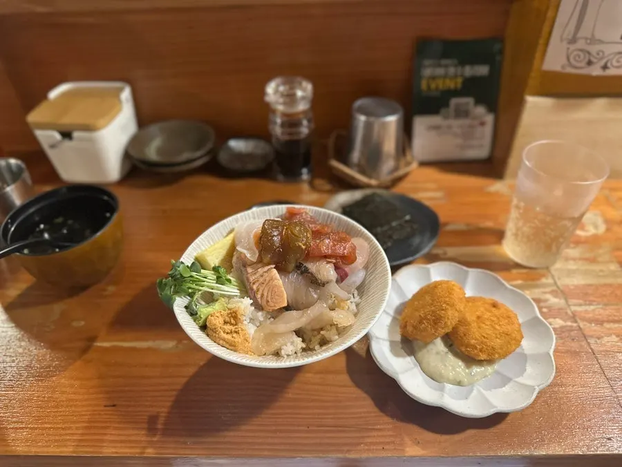 An emptied kaisendon bowl with ginger ale