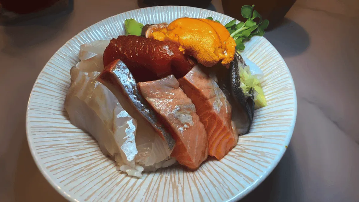 Kaisendon with extra uni at Makise Hapjeong