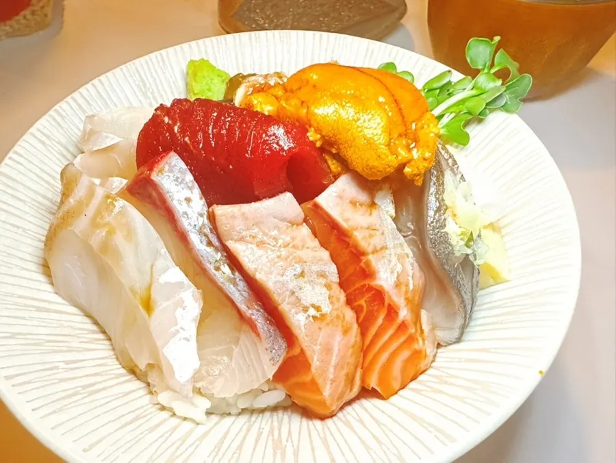 Kaisendon with extra uni, broth and seaweed set