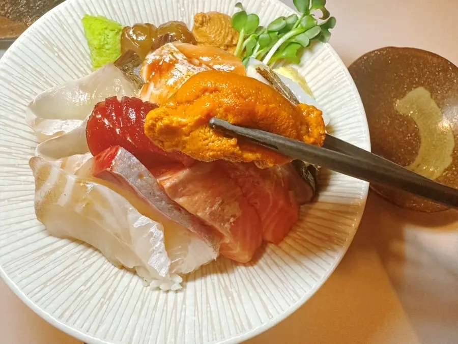 Various types of sashimi topping the kaisendon