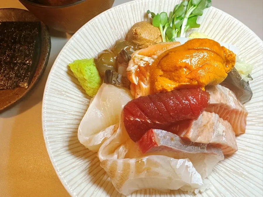 Aged sashimi piled high on the Makise kaisendon