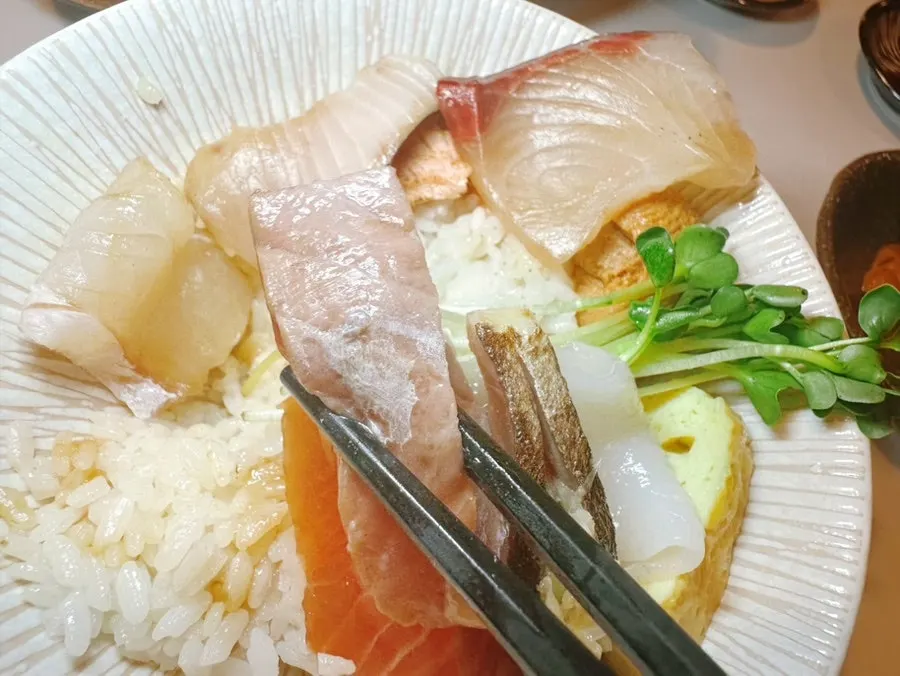 Thickly sliced tuna sashimi