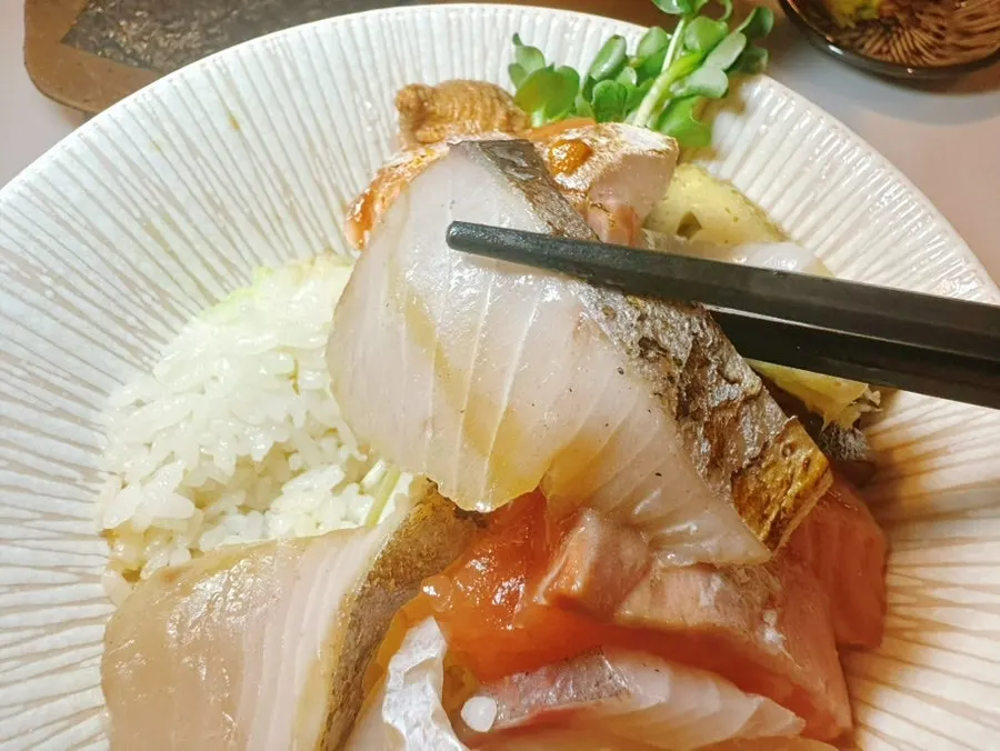 Raw salmon and aburi salmon