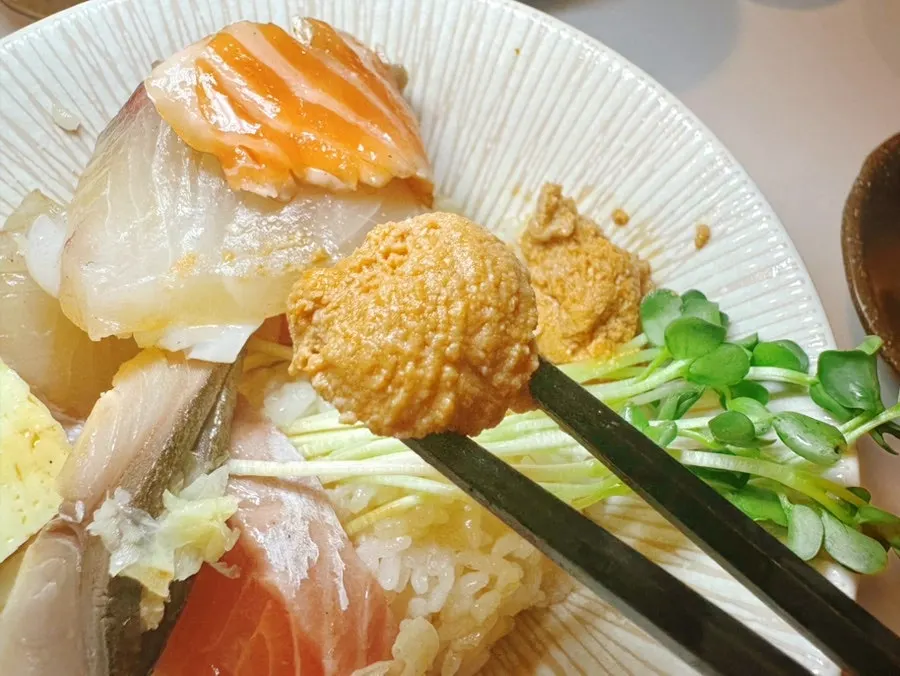 Egg roll served alongside the kaisendon