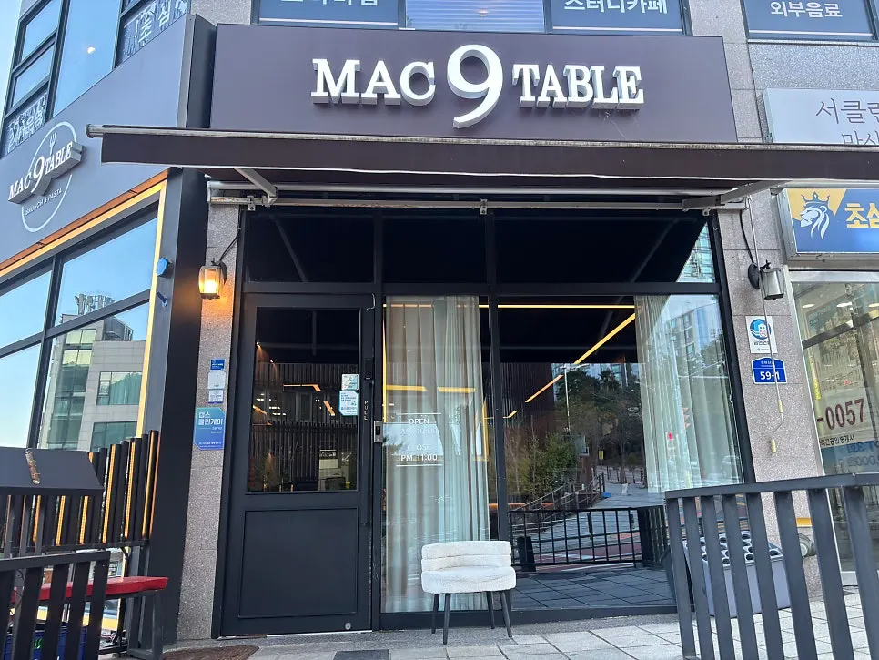 Mac9Table's black-toned exterior building