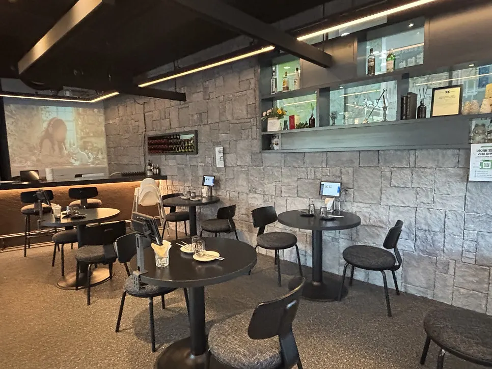 Cozy and upscale interior of Mac9Table