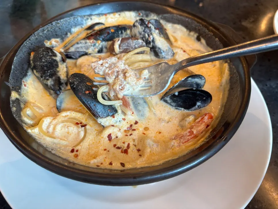 Stone-pot cream nurungji pasta with rich cream sauce