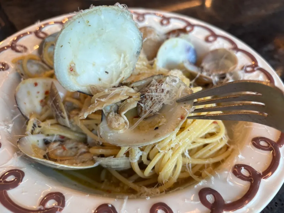 Close-up of vongole noodles and clams
