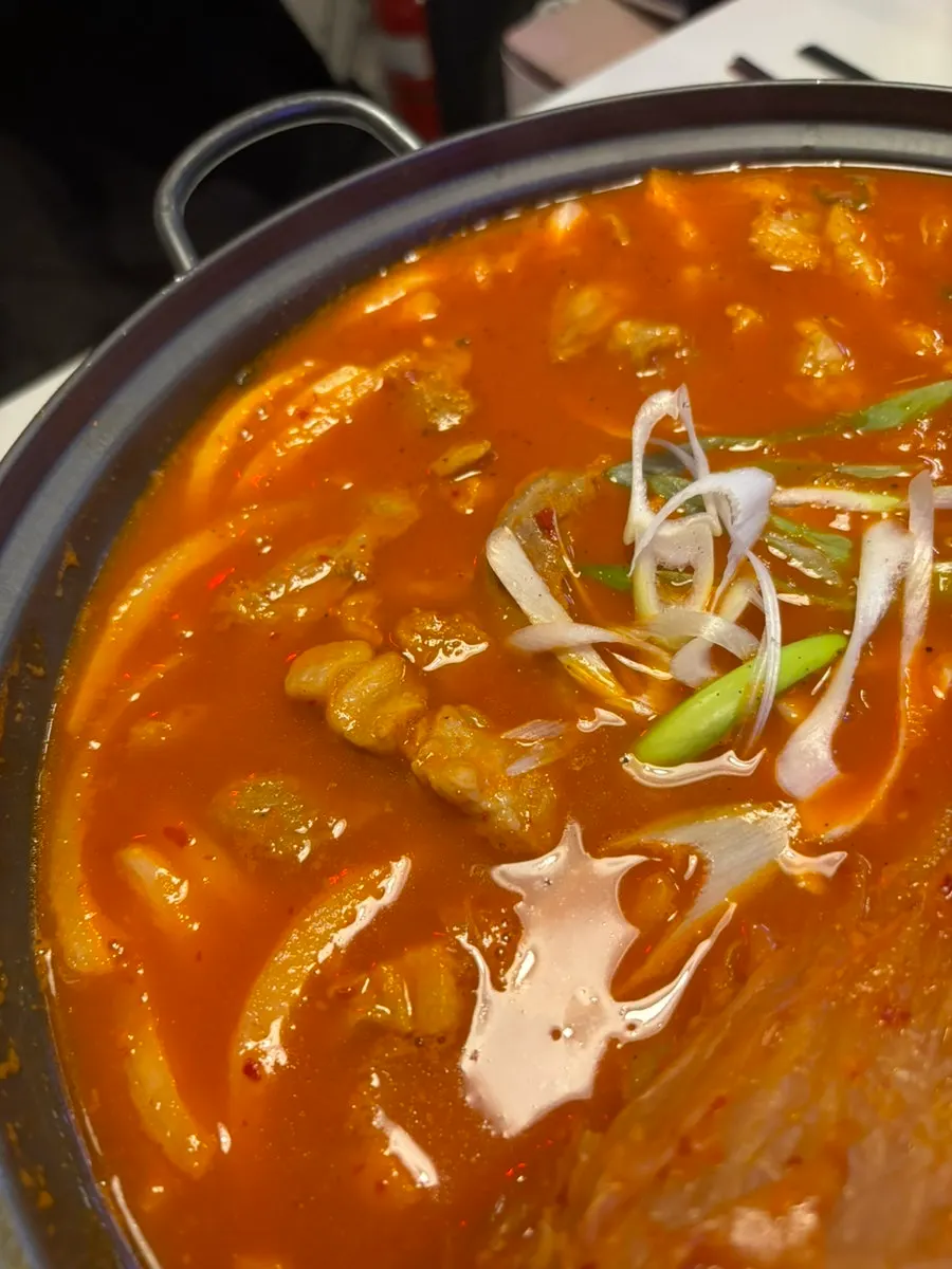 고기와 김치가 가득한 말맥 묵은지김치찜