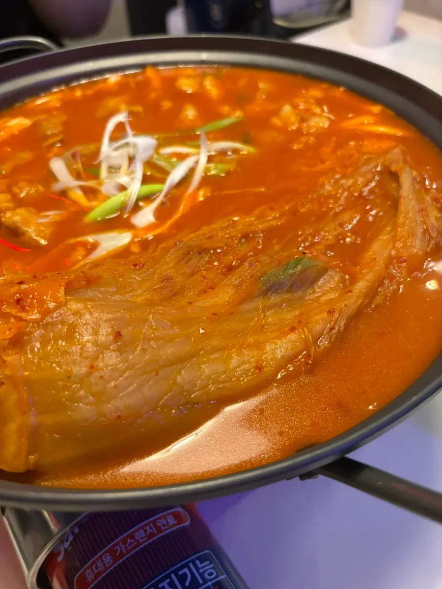 양파와 대파가 들어간 묵은지김치찜 클로즈업