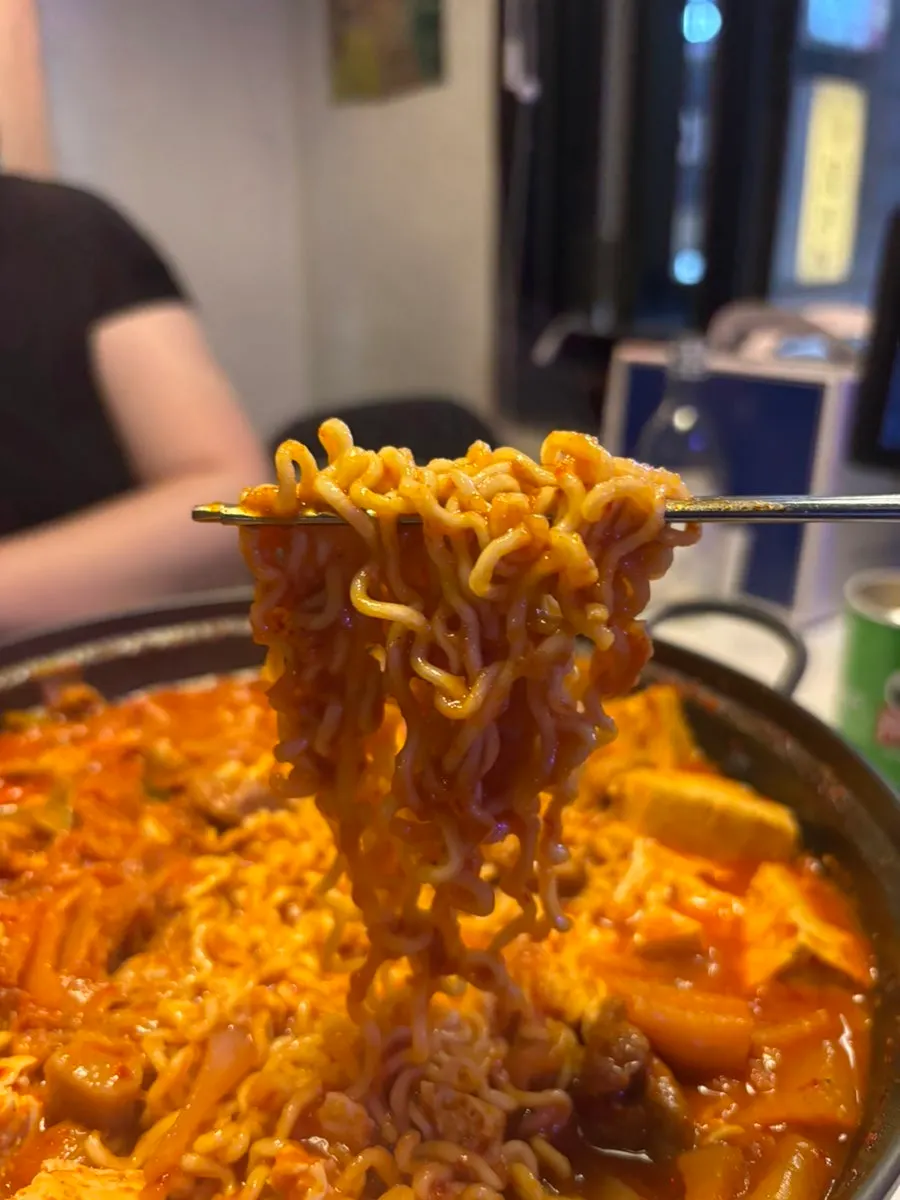 김치찜 국물에 넣어 끓인 라면사리