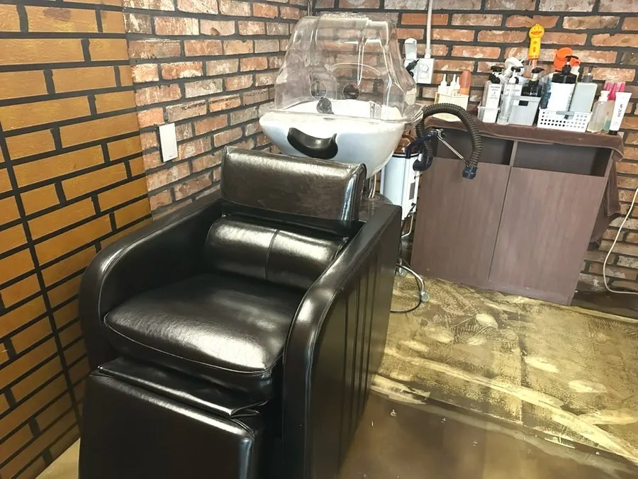 Massage chair space for neutralizing and shampooing