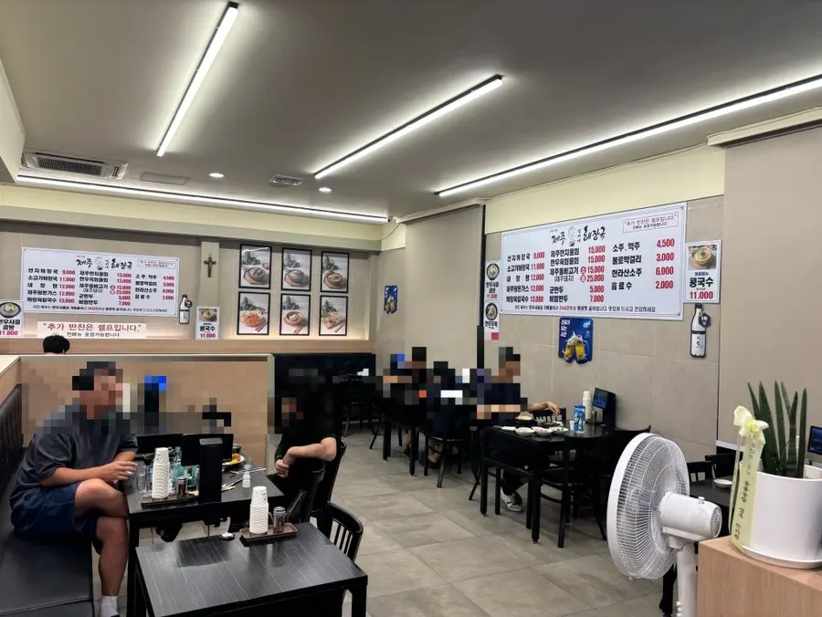 제주섭이네해장국 만촌직영점 매장 내부 테이블