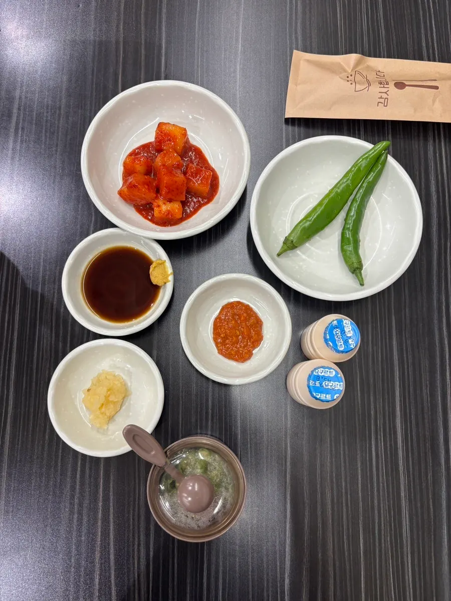 테이블에 차려진 반찬과 식기