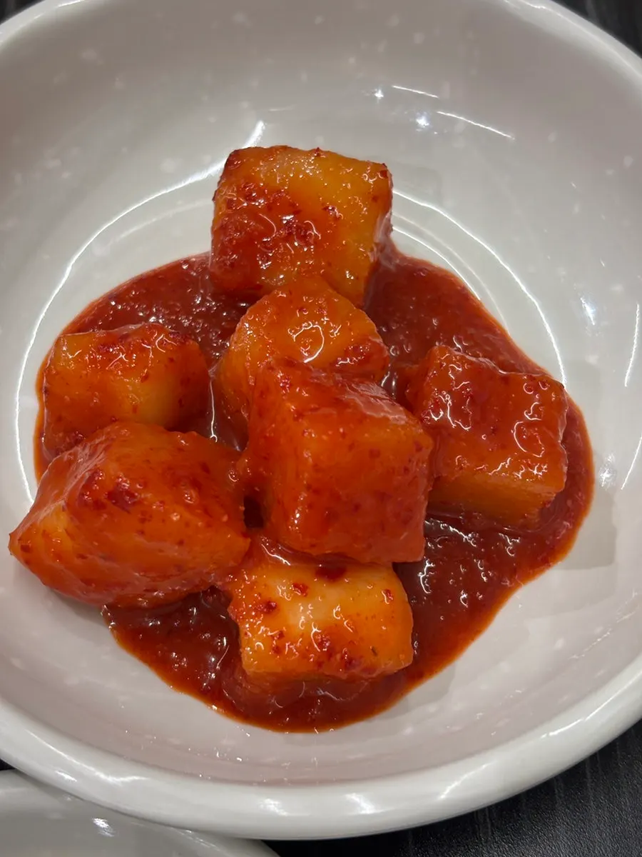 밑반찬과 함께 차려진 자리