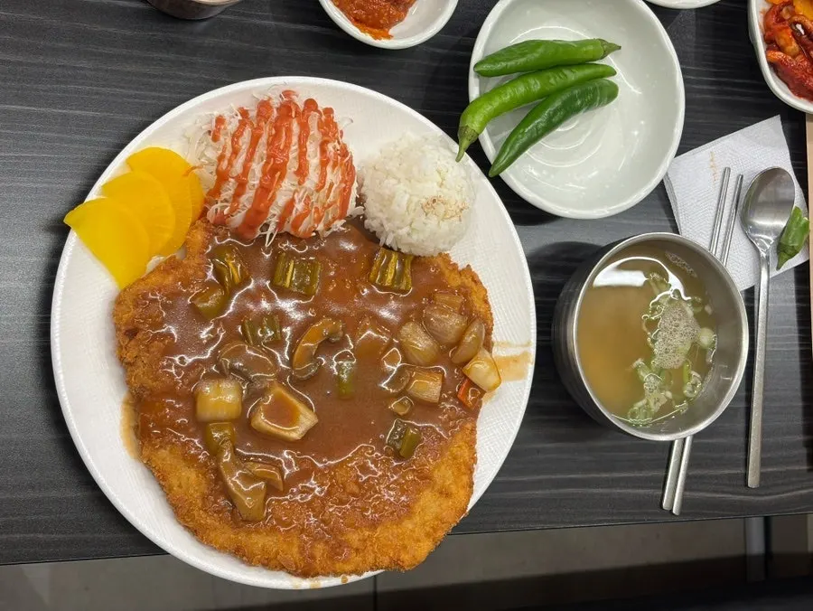 접시를 가득 채운 제주왕돈까스