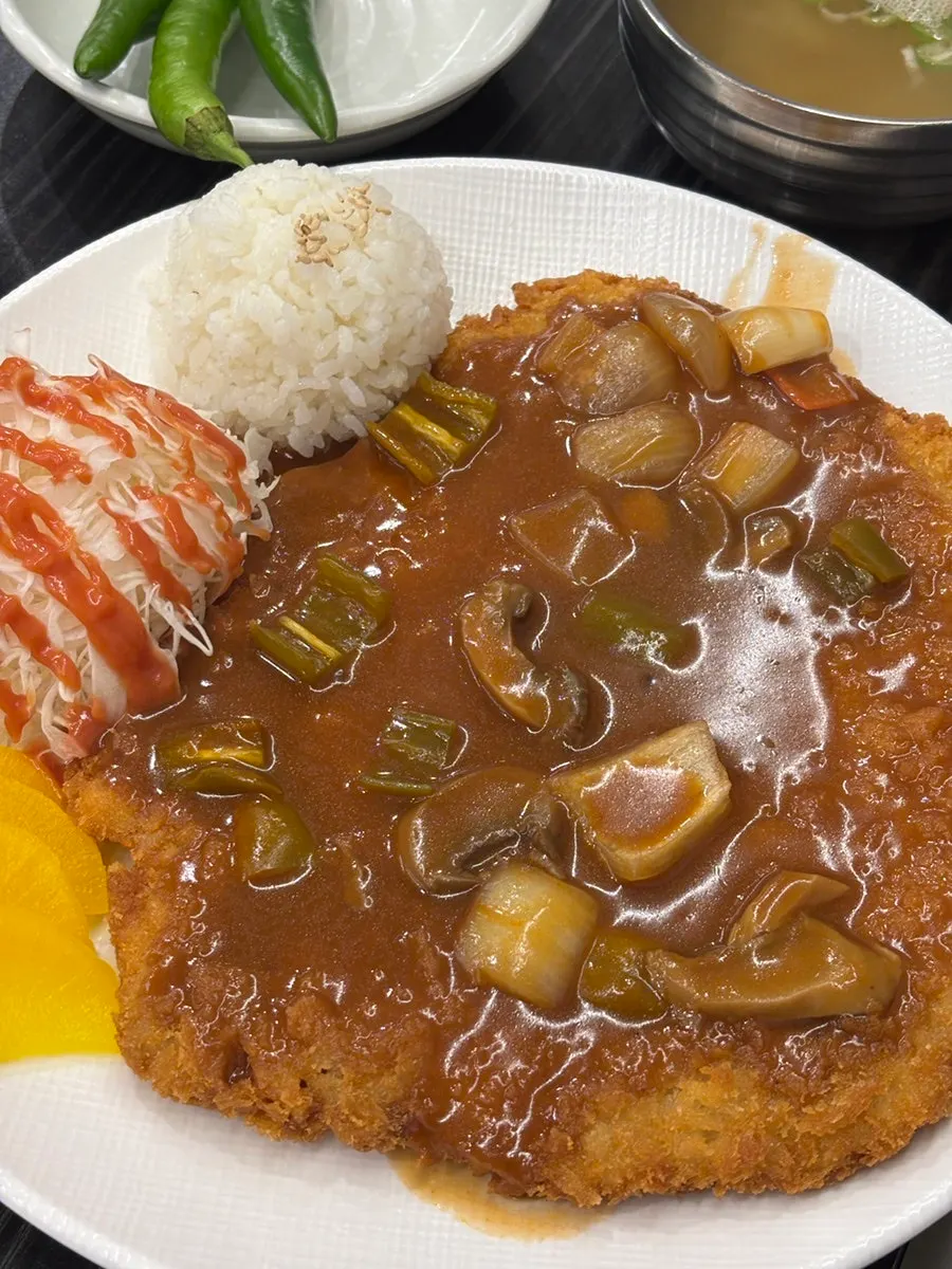 두툼하게 썰린 왕돈까스 단면