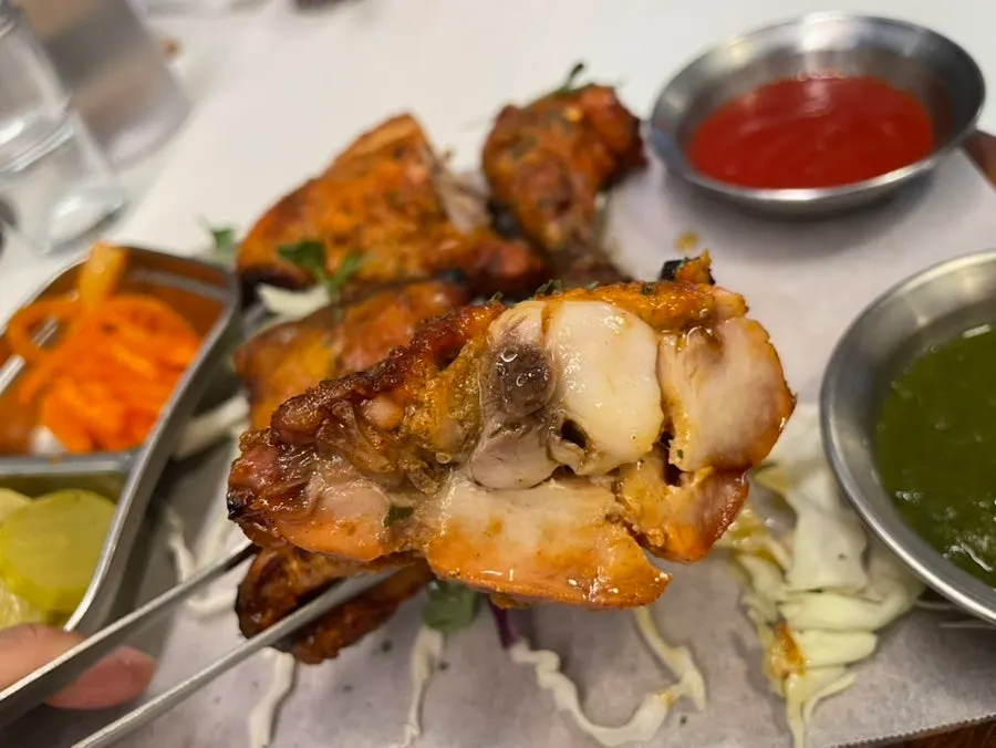 살이 도톰한 탄두리치킨 한 조각
