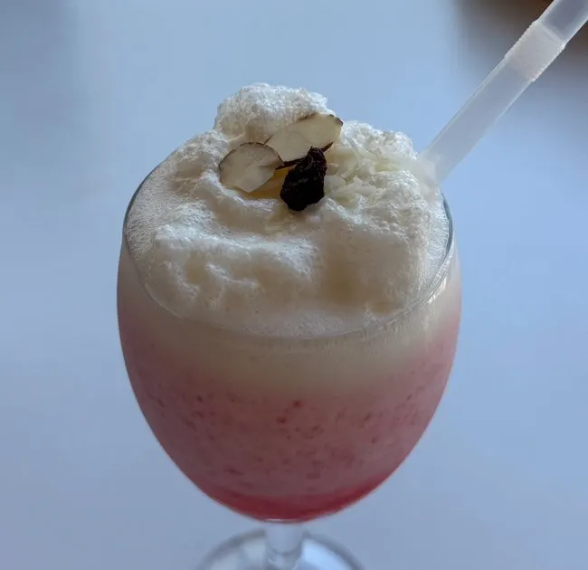 코코넛칩과 아몬드가 올라간 딸기 라씨