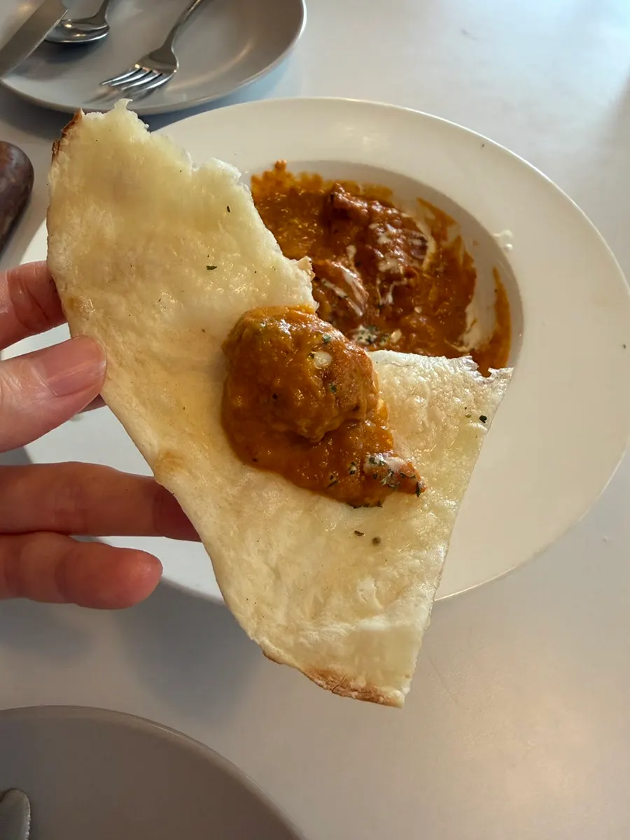 커리에 난을 찍어 먹는 모습