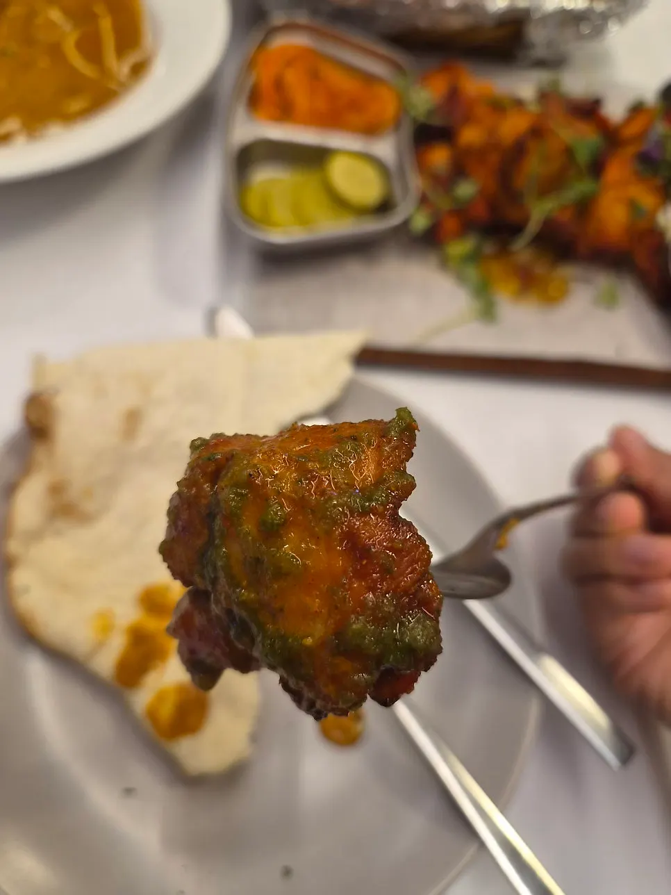 치킨 티까와 함께 나온 핫소스와 고수소스