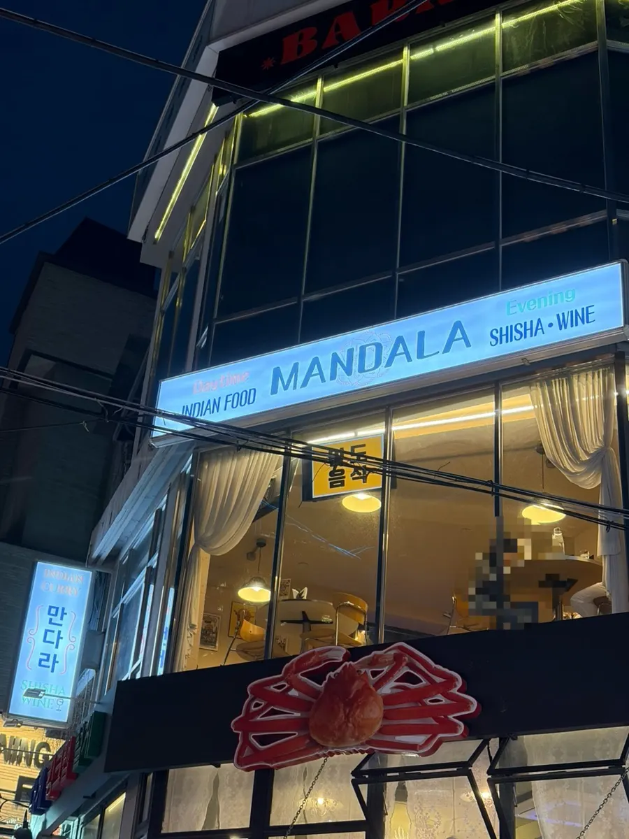 3층으로 올라가는 건물 옆 철계단 입구