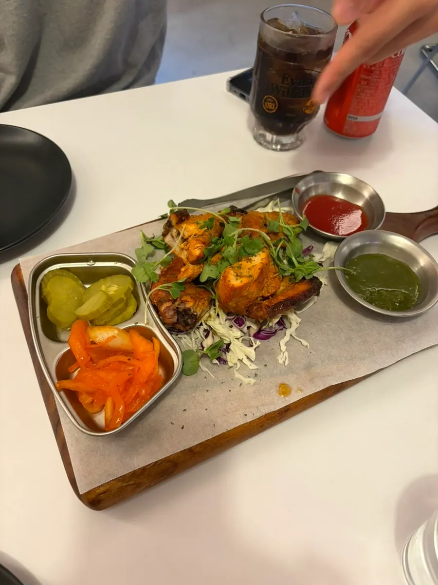 탄두리 치킨 반 마리 한 접시