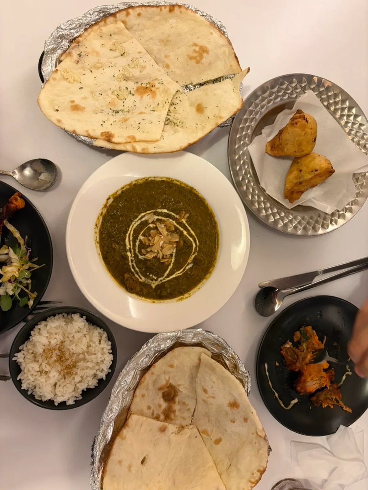커리와 난이 차려진 커플 세트 한 상