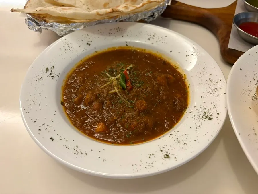 Tomato-based chicken tikka masala