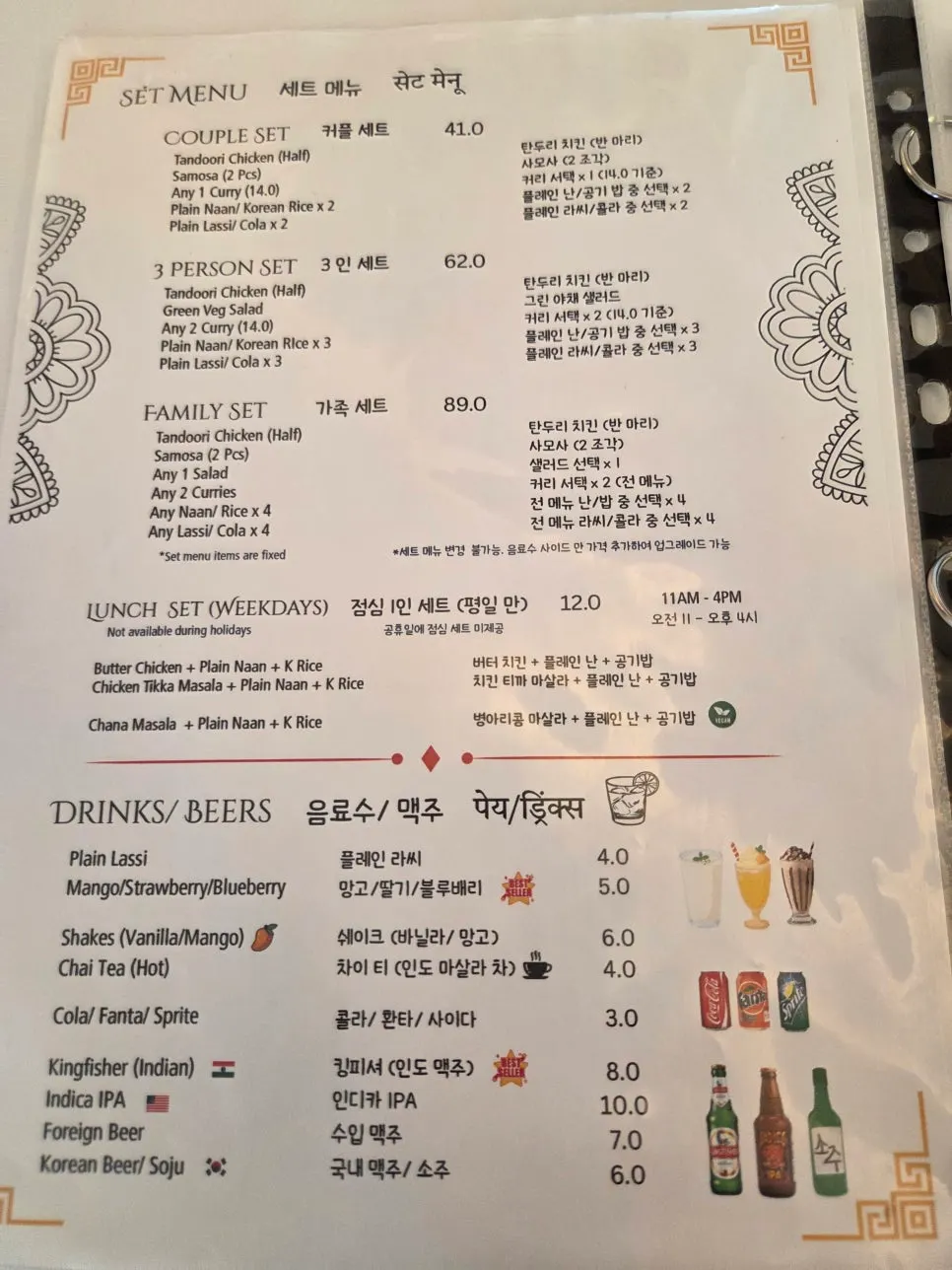 牆上掛畫與店內裝潢