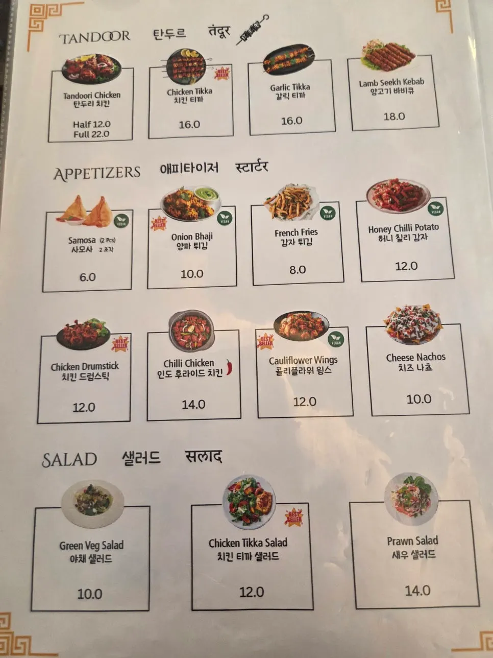 圓桌與四人桌交錯的室內
